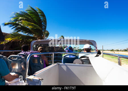 Autobus turistico in una giornata di sole Foto Stock