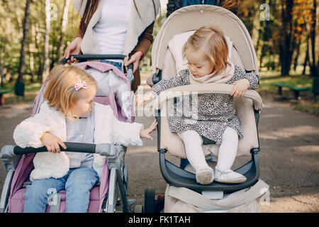 Famiglia a piedi nel parco Foto Stock