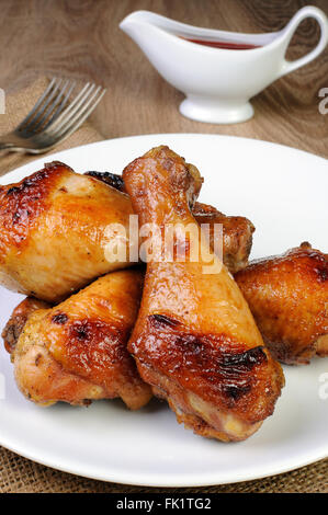 Il pollo al forno della gamba con salsa di pomodoro su una piastra Foto Stock