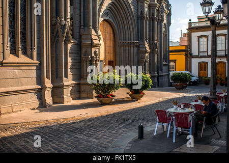AGAETE, GRAN CANARIA island, Spagna - 13 dicembre 2015: la chiesa di San Juan Bautista ingresso con uomo seduto nella caffetteria in Aruca Foto Stock
