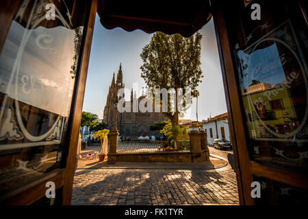 AGAETE, GRAN CANARIA island, Spagna - 13 dicembre 2015: vista sulla chiesa di San Juan Bautista da El parque cafe nella città di Arucas su G Foto Stock
