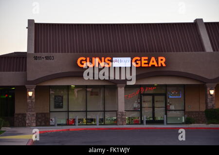 Pistola e ingranaggio segno negozio di Phoenix in Arizona Foto Stock