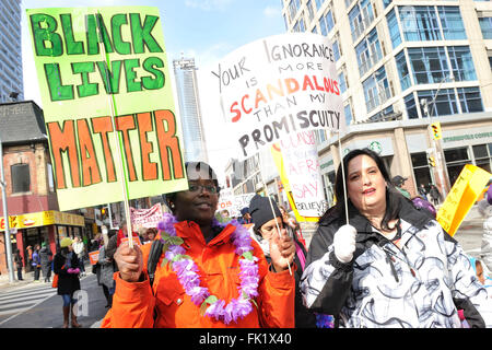 Toronto, Canada. Il 5 marzo 2016. La Giornata internazionale della donna Toronto 2016 marzo svoltasi presso il centro cittadino di Toronto. Nella foto, marcher tenuto un "nero vive questione segno. Credito: EXImages/Alamy Live News Foto Stock