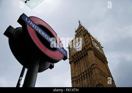 La piazza del Parlamento, Westminster, London, Regno Unito. 5 Marzo, 2016. Centinaia di manifestanti fase una dimostrazione organizzata da Londra2Calais gruppo contro i recenti avvenimenti in campi per rifugiati a Calais. I manifestanti hanno bloccato il Westminster Bridge per un tenendo il traffico in entrambe le direzioni. Credito: Dinendra Haria/Alamy Live News Foto Stock