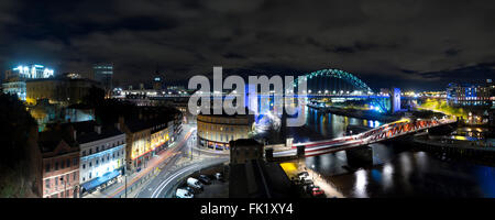 Foto panoramica della banchina a Newcastle upon Tyne e Gateshead, scattata di notte. Foto Stock