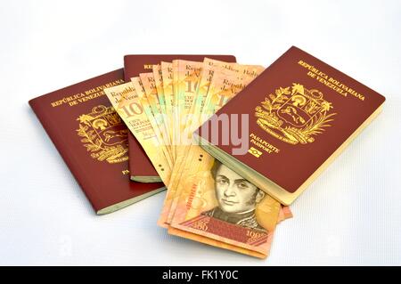 Passaporti e banconote Foto Stock