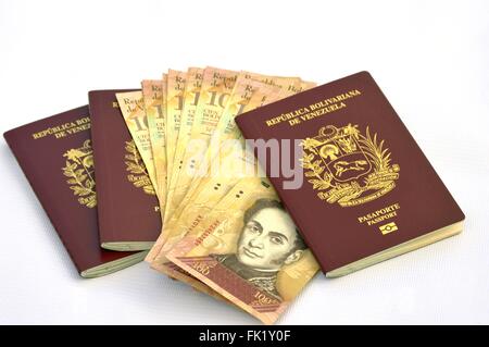 Passaporti e banconote Foto Stock