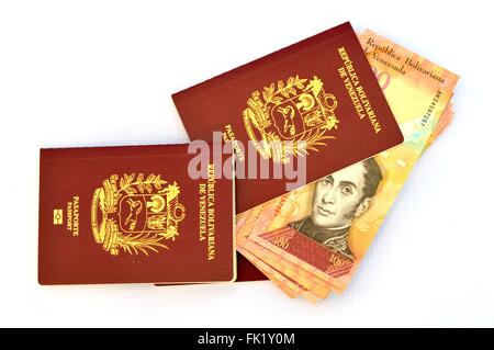 Passaporti e banconote. Foto Stock