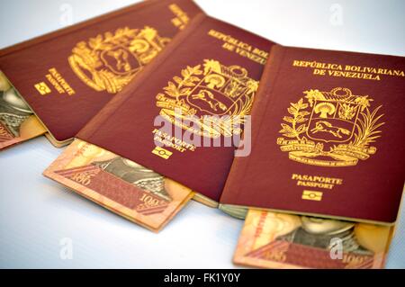 Passaporti e banconote. Foto Stock