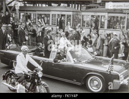 Il presidente americano John Fitzgerald Kennedy con il sindaco di Berlino Ovest Willy Brandt a Berlino, Germania Foto Stock