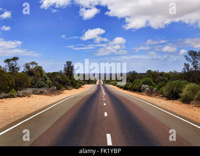 Ampia vuoto sigillato asfalto Eyre Highway in Sud Australia su una soleggiata giornata estiva. Nessun Auto o traffico in zone remote del outback. Foto Stock