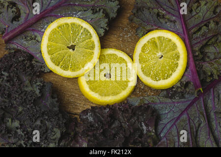 Fette di limone e insalata di cavolo su uno sfondo di legno Foto Stock