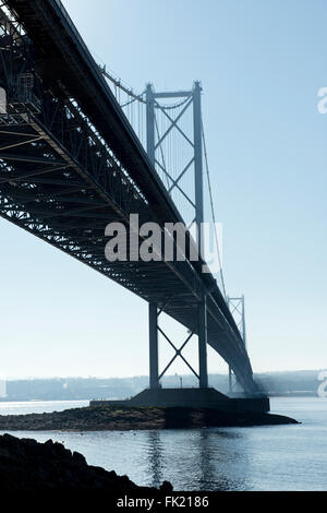 Vista del Forth Road Bridge. guardando a sud attraverso il Firth of Forth da North Queensferry, Fife, Scozia Foto Stock