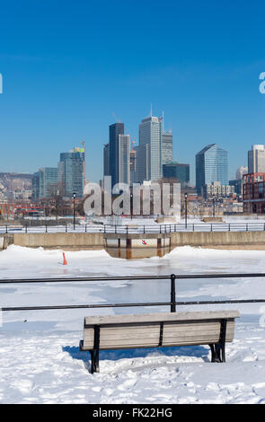 Lo Skyline di Montreal in inverno 2016 da Lachine Canal. Foto Stock