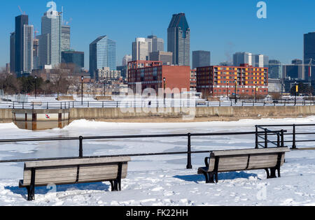 Lo Skyline di Montreal in inverno 2016 da Lachine Canal. Foto Stock