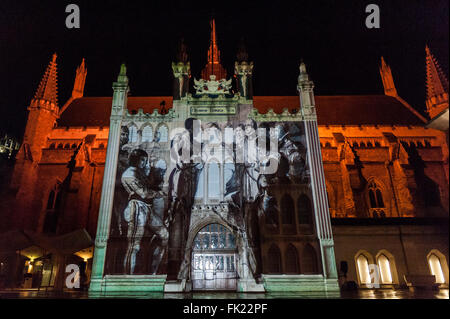 Londra, Regno Unito. Il 5 marzo 2016. I visitatori si radunano per guardare il 'Ssu et Lumière" al Guildhall. La spettacolare luce e suono produzione celebra la città di Londra la connessione alla Shakespeare, il quattrocentesimo anniversario della sua morte. La facciata storica del Guildhall è portato alla vita con la proiezione 3D tecnologia di mappatura accompagnato da una musica speciale composizione presso la Guildhall School of Music & Drama. Credito: Stephen Chung / Alamy Live News Foto Stock