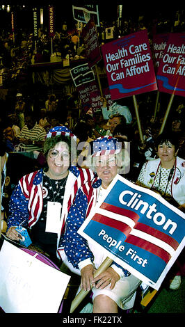 New York, NY, STATI UNITI D'AMERICA, 14 luglio, 1992 vari segni a democratico nazionale Nominating Convention di Madison Square Garden. Credito: Mark Reinstein Foto Stock