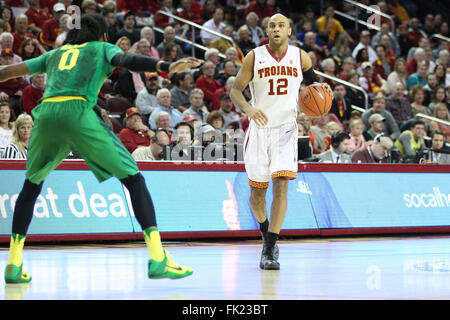 Los Angeles, CA, Stati Uniti d'America. Mar 5, 2016. USC Trojans guard Julian Jacobs (12) in un gioco tra USC Trojans vs Oregon Ducks al Galen Center di Los Angeles, CA. Jordon Kelly/CSM/Alamy Live News Foto Stock