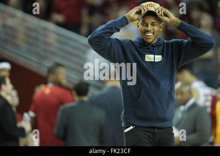 Los Angeles, CA, Stati Uniti d'America. Mar 5, 2016. Nick giovani gettando t-shirt a USC Trojans vs Oregon Ducks al Galen Center di Los Angeles, CA. Jordon Kelly/CSM/Alamy Live News Foto Stock