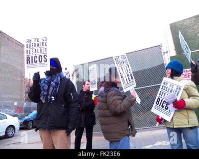 New York, Stati Uniti d'America. 06 Mar, 2016. Brooklyn rete di solidarietà, ha preso una posizione oggi per porre fine alla violenza che il processo di gentrification ha puzzavano su tutta la città di New York negli ultimi dieci anni, con i residenti e i membri della comunità da tutto il settore, il sito del nuovo blocco 10, 1000 unità sviluppi che vanno fino alla ex birreria Rheingold, alcuni hanno descritto come l' equivalente di un gentryfing bomba nucleare andando fuori in Bushwick. Credito: Mark Apollo/Alamy Live News Foto Stock