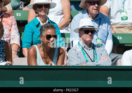 Melbourne, Australia. 6 Mar, 2016. Katrina Adams, il presidente del consiglio di amministrazione e CEO e Presidente della USTA orologi il primo singolo di retromarcia match tra John Isner di USA e Bernard Tomic dell Australia durante la BNP Paribas Davis Cup World Group primo round tie tra Australia e USA a Kooyong tennis club di Melbourne, Australia. Sydney bassa/Cal Sport Media/Alamy Live News Foto Stock