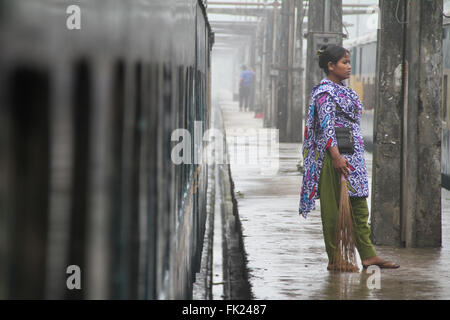 Dacca in Bangladesh. Il 5 marzo 2016. Pulitori ferroviaria lavora presso una stazione officina a Dhaka, nel Bangladesh il 5 marzo, 2016. Bangladesh Railway (BR) avrà inizio aggiungendo 150-indonesiano made in acciaio inossidabile coach per la sua flotta da questo mese come parte del processo di modernizzazione che contribuirà in maniera significativa a risolvere la crisi dei carrelli e portano il dinamismo alla stazione reparto, hanno detto i funzionari di recente. Credito: Rehman Asad/Alamy Live News Foto Stock