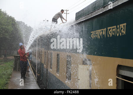 Dacca in Bangladesh. Il 5 marzo 2016. Pulitori ferroviaria lavora presso una stazione officina a Dhaka, nel Bangladesh il 5 marzo, 2016. Bangladesh Railway (BR) avrà inizio aggiungendo 150-indonesiano made in acciaio inossidabile coach per la sua flotta da questo mese come parte del processo di modernizzazione che contribuirà in maniera significativa a risolvere la crisi dei carrelli e portano il dinamismo alla stazione reparto, hanno detto i funzionari di recente. Credito: Rehman Asad/Alamy Live News Foto Stock