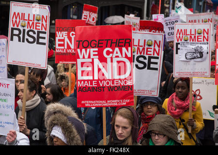 Londra, Regno Unito. 5 Marzo, 2016. Oltre 1.200 donne contrassegnare la Giornata internazionale della donna unendo il 'Million donne luogo' marzo contro la violenza domestica. Credito: Mark Kerrison/Alamy Live News Foto Stock