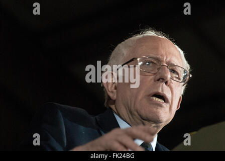 Lawrence, Kansas, USA, 3 marzo, 2016 candidato presidenziale democratico senatore del Vermont Bernie Sanders risolve una folla di oltre quattro mila per la maggior parte giovani in un rally questa sera in Lawrence, Kansas Credit: Mark Reinstein Foto Stock