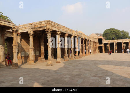 Qutub Minar cortile e le sue rovine - il più alto minareto in India, Sito Patrimonio Mondiale dell'UNESCO. Alla gente piace visitare qui regula Foto Stock