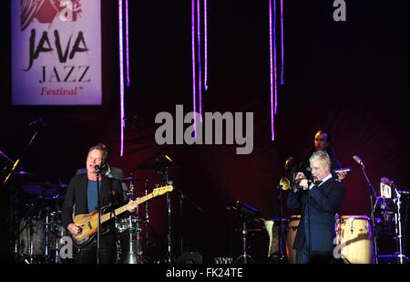 Jakarta, Indonesia. 6 Mar, 2016. Musicista inglese Sting (L) svolge con gli Stati Uniti di musicista Chris Botti durante il Jakarta International Java Jazz Festival di Jakarta, Indonesia, 6 marzo 2016. Il XII internazionale di Giacarta Java Jazz Festival si terrà dal 4 Marzo al 6. © Zulkarnain/Xinhua/Alamy Live News Foto Stock