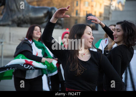 Londra, Regno Unito. 5 Marzo, 2016. Rivoluzione Dabke dance 'dabke' in solidarietà con le donne siriana presso il 'Million donne aumento" rally contro la violenza domestica in Trafalgar Square. Credito: Mark Kerrison/Alamy Live News Foto Stock