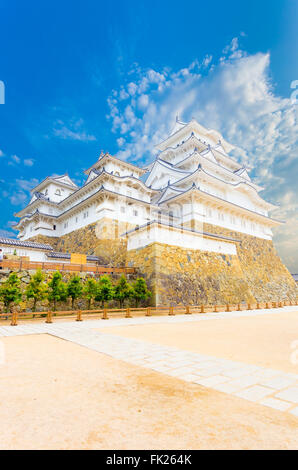 Himeji-jo il Castello sul suo alto basamento in pietra e ampio cortile frontale su un cielo azzurro giorno Himeji, Japan Post 2015 lavori di rinnovo Foto Stock