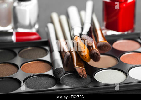 Set di cosmetici decorativi su uno sfondo scuro Foto Stock