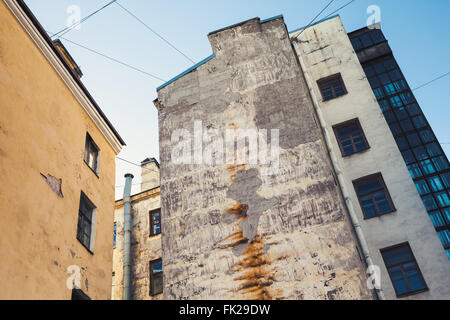 Frammento di strada con giallo living houses. San Pietroburgo, Russia Foto Stock