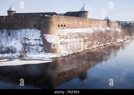 Fortezza di Ivangorod a Narva fiume nella stagione invernale. Confine tra Russia ed Estonia Foto Stock