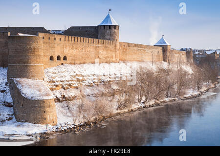 Fortezza di Ivangorod a Narva fiume in inverno. Confine tra Russia ed Estonia Foto Stock