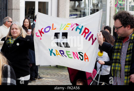 Redruth, Cornwall, Regno Unito. 05 Mar, 2016. Celebrazione di San Piran's Day in Redruth Cornwall (SAT). Il santo patrono della Cornovaglia è onorato con sfilate in città in tutta la contea. Credito: Dorset Media Service/Alamy Live News Foto Stock