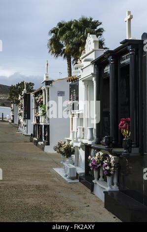 Un cimitero verticale vista in Carboneras village, provincia di Almeria, Spagna Foto Stock