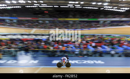 Londra, UK, 5 marzo 2016. UCI 2016 via del Campionato del Mondo di Ciclismo. Gran Bretagna Katy Marchant undicesimo posto nelle donne individuale Sprint qualifica, con un tempo di 11.046s (65.176 km/h). Credito: Clive Jones/Alamy Live News Foto Stock