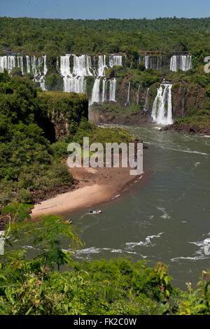 Parte delle Cascate di Iguassù, visto dal lato Brasiliano, uno del mondo sette meraviglie naturali Foto Stock