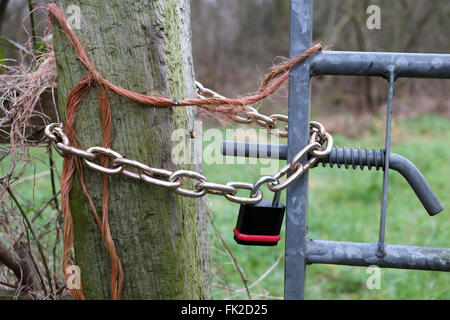 Cancello chiuso con lucchetto a un campo, Marzo 2016 Foto Stock