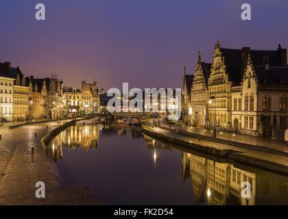 Una vista di splendidi edifici antichi lungo Korenlei, Graslei e il fiume Leie in Gand Città Vecchia di notte. Riflessioni può essere visto Foto Stock