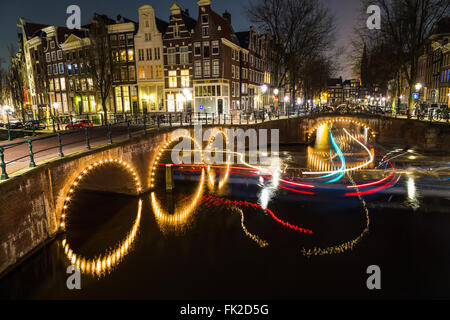 Una vista dei ponti a Leidsegracht e Keizersgracht intersezione dei canali di Amsterdam al crepuscolo. Il sentiero da una barca può Foto Stock