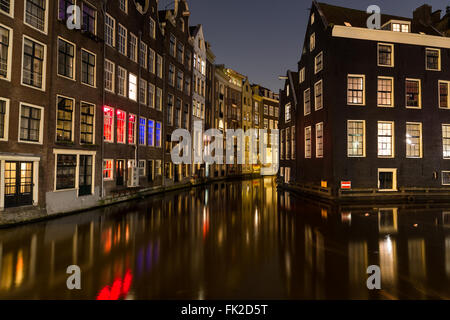 Una vista degli edifici lungo i canali di Amsterdam in Centrum Borough e de Wallen Area. Scattata di notte. Vi è spazio per Foto Stock