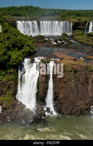 Parte delle Cascate di Iguassù, visto dal lato Brasiliano, uno del mondo sette meraviglie naturali Foto Stock