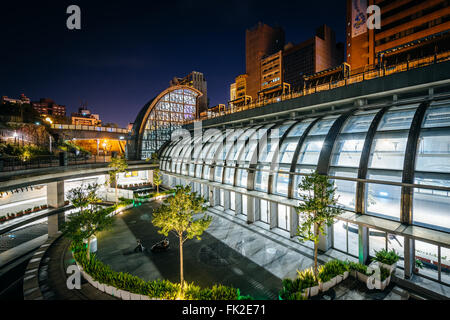 L'esterno di da una stazione di parcheggio di notte, in Taipei, Taiwan. Foto Stock