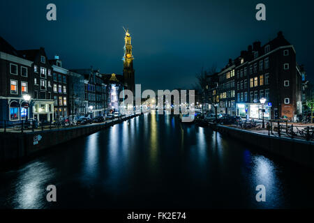 Il canale Prinsengracht e Westerkerk di notte a Amsterdam, Paesi Bassi. Foto Stock
