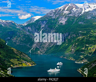 Due navi da crociera nel Patrimonio Mondiale UNESCO Il Geirangerfjord, Geiranger, il Geirangerfjord, Møre og Romsdal, Norvegia Foto Stock