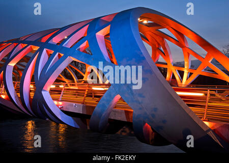 Gli effetti di luce in corrispondenza del tubo a forma di struttura spaziale del Hans-Wilsdorf-bridge, Ginevra, Svizzera Foto Stock